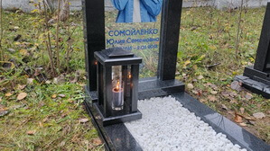 Лампада из гранита перед памятником с прозрачным стеклом