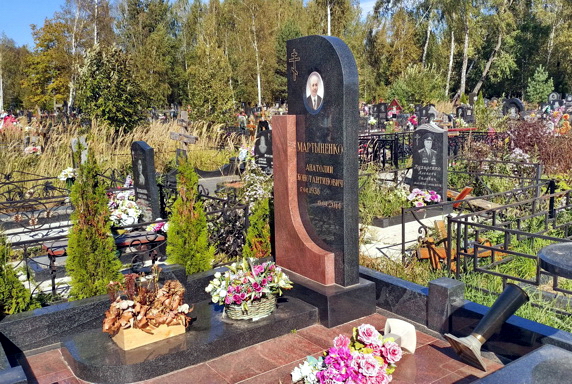 Мемориальная стела на одного покойного из двух сортов гранита