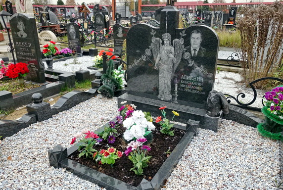 Плита с декоративной гравировкой и цветником с резными элементами