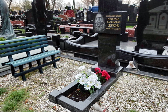 Вертикальная стела из полированного гранита